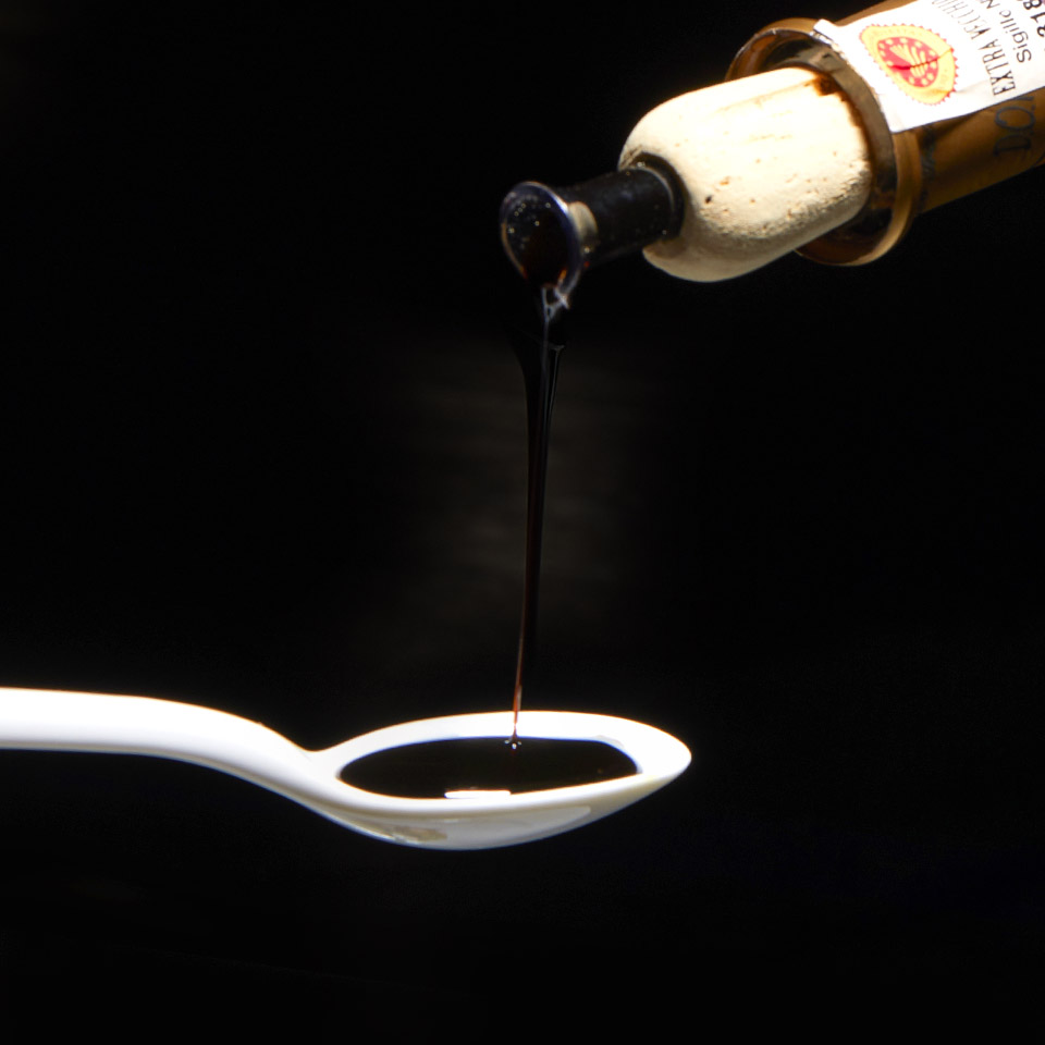 Goccia di Aceto Balsamico Tradizionale di Modena D.O.P. Extra Vecchio su cucchiaio