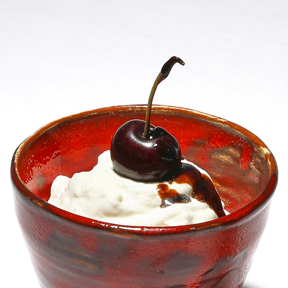 Ciliegie con spuma di ricotta e Aceto Balsamico Tradizionale di Modena D.O.P. Extra Vecchio