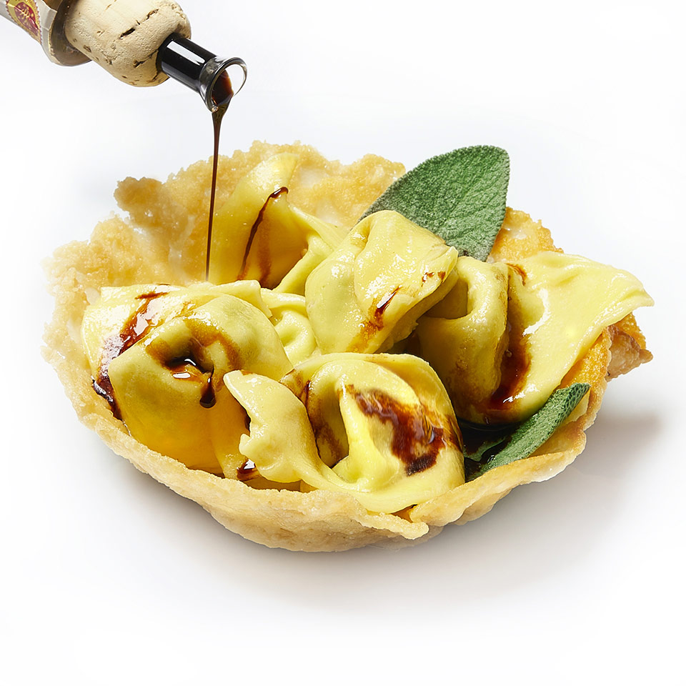 Tortelloni ricotta e spinaci al burro e salvia in Cestino di Parmigiano Reggiano